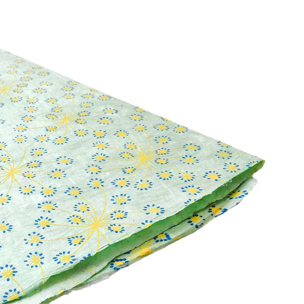 Dekoratives, handgefertigtes, grünes Nepalpapier von ☆ mit einem gelben und blauen Blumenmuster mit überlappenden Rändern auf Weiß - perfekt für Buchbinden oder Geschenkverpackungen.