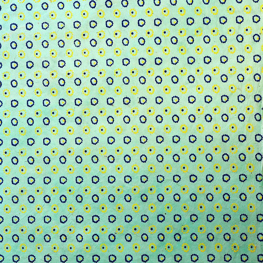 Blaues und gelbes Blumenmuster auf hellgrünem Nepalpapier von ☆, gleichmäßig sich wiederholend-perfekt für Buchbinden oder Geschenke Verpacken mit einem einzigartigen Charme.