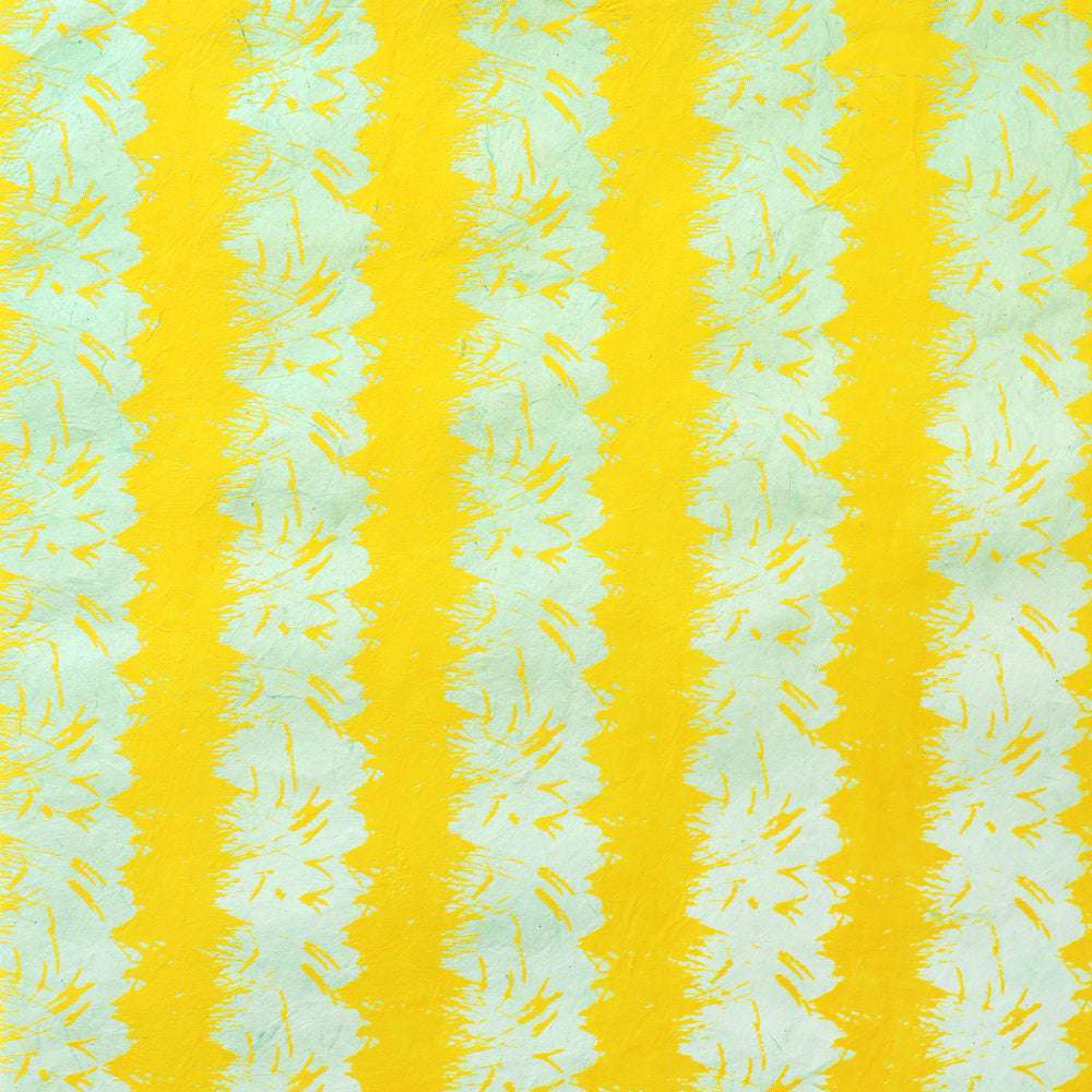 Vertikale gelbe Streifen und verstreute gelbe Markierungen auf hellblauem Nepalpapier ergeben ein einzigartiges abstraktes Muster - perfekt für Geschenkverpackungen oder Bucheinbände. Markenname: ☆.