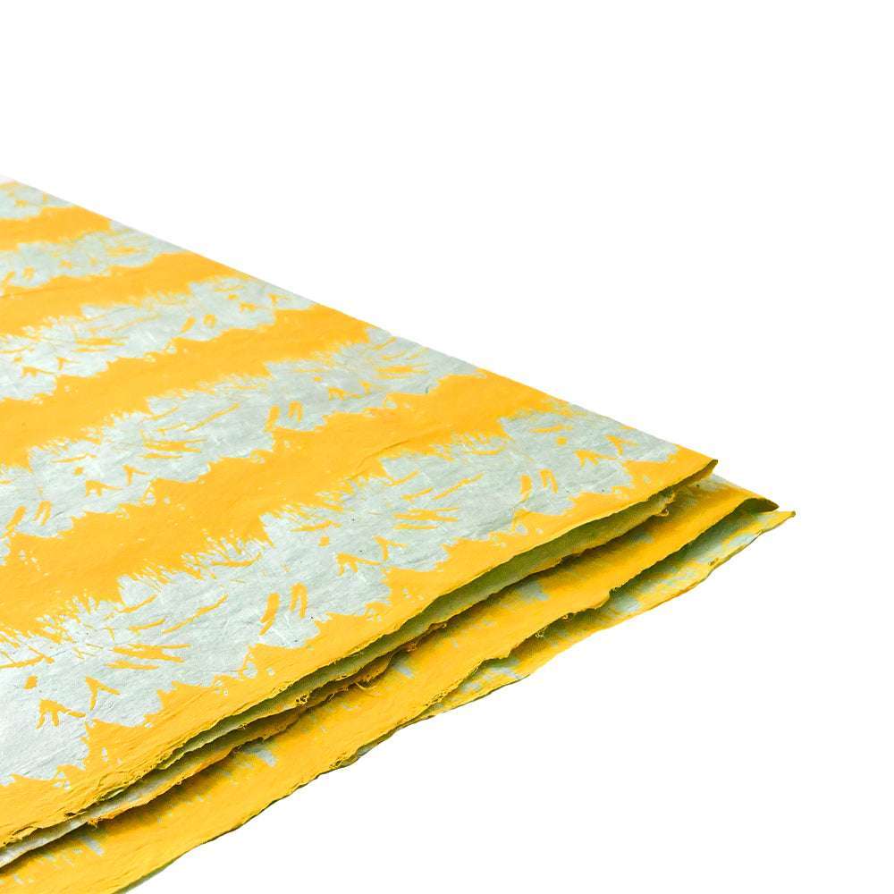 Stapel von ☆ gelbem handgefertigtem Nepalpapier mit silbernen Blumenmustern, perfekt für Geschenkverpackungen oder zum Buchbinden, auf weißem Hintergrund.