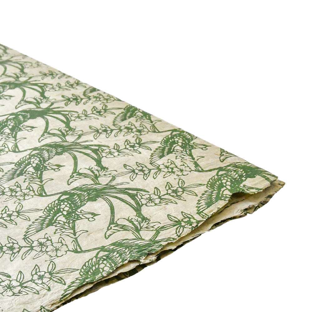 Stapel ☆ dekoratives Nepalpapier mit grünem Blumenmuster auf Beige, ideal zum Einpacken von Geschenken oder zum Buchbinden, von der Seite gezeigt.