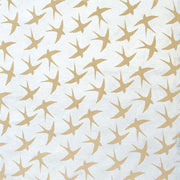 Beigefarbene Vogelsilhouetten, die in verschiedene Richtungen auf einem hellen Hintergrund fliegen, perfekt für Buchbinden oder Geschenke Verpacken mit elegantem Stil von ☆.