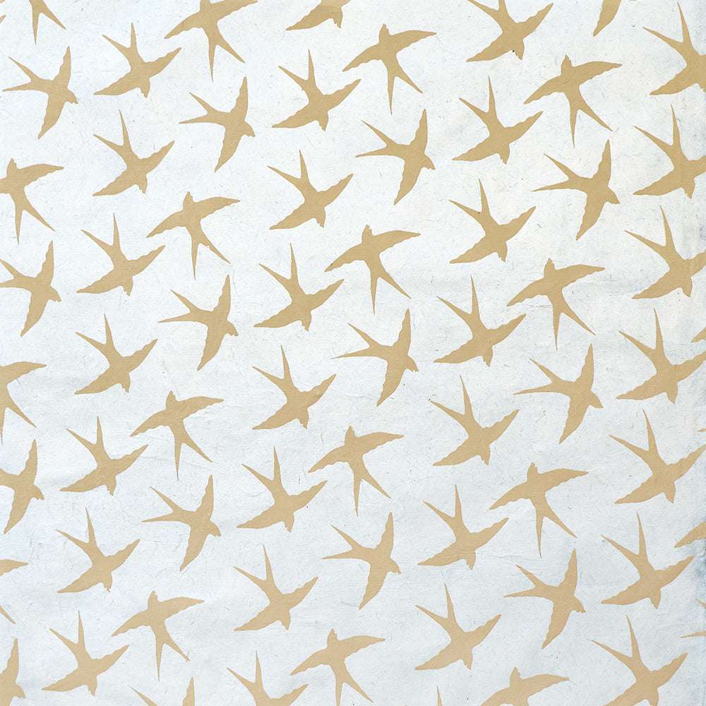 Beigefarbene Vogelsilhouetten, die in verschiedene Richtungen auf einem hellen Hintergrund fliegen, perfekt für Buchbinden oder Geschenke Verpacken mit elegantem Stil von ☆.