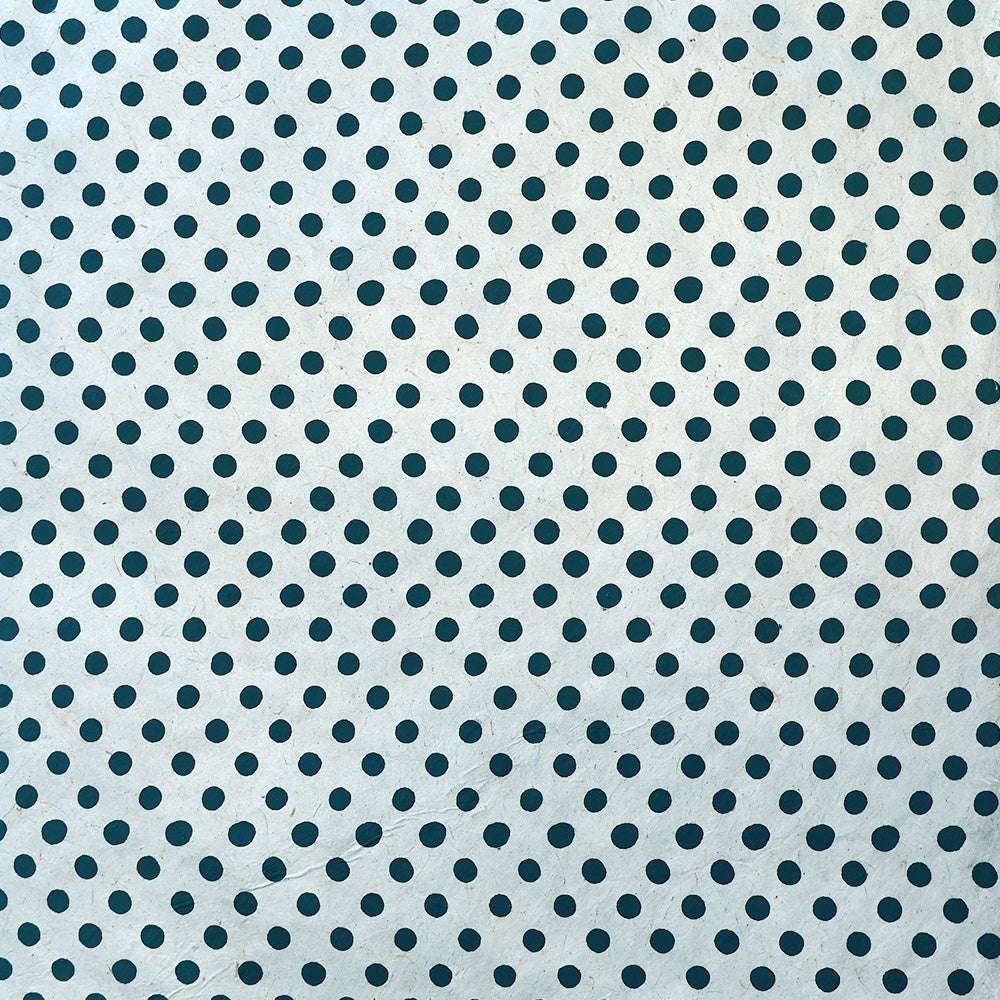 Gleichmäßig verteilte dunkelblaue Tupfen auf hellblauem Hintergrund von ☆-perfekt zum Einpacken von Geschenken oder für kreative Buchbindeprojekte.