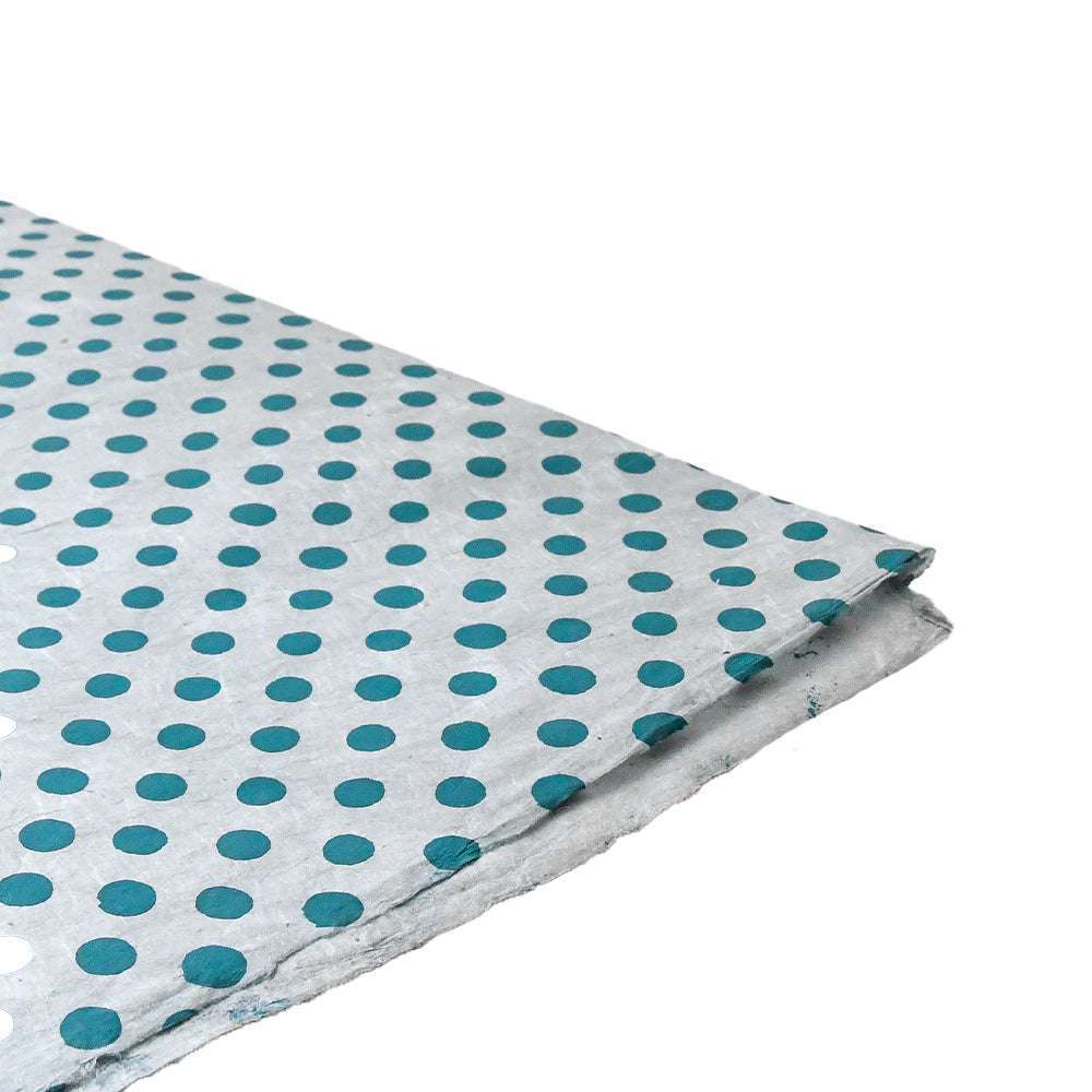 Ein Blatt weißes Seidenpapier der Marke ☆ mit Tupfen, an der Ecke gefaltet - ideal als Geschenkpapier oder für kreative Projekte.