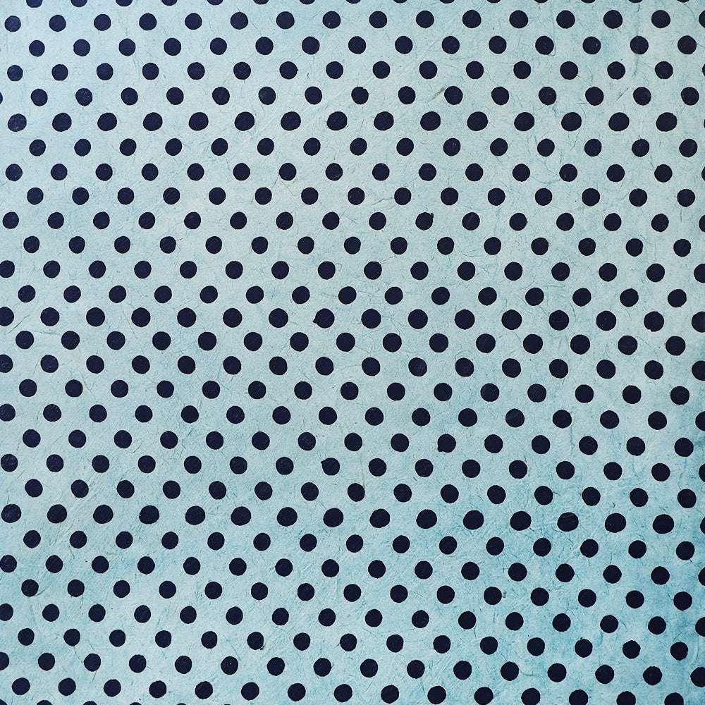 Regelmäßige schwarze Tupfen auf hellblauem strukturiertem Nepalpapier von ☆-ideal zum Buchbinden oder Verpacken von Geschenken.