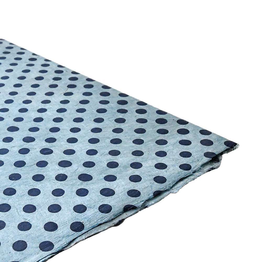 Ein ☆ Blatt hellblaues Nepalpapier mit gleichmäßig verteilten dunkelblauen Tupfen - ideal für Buchbinden oder Geschenke Verpacken.