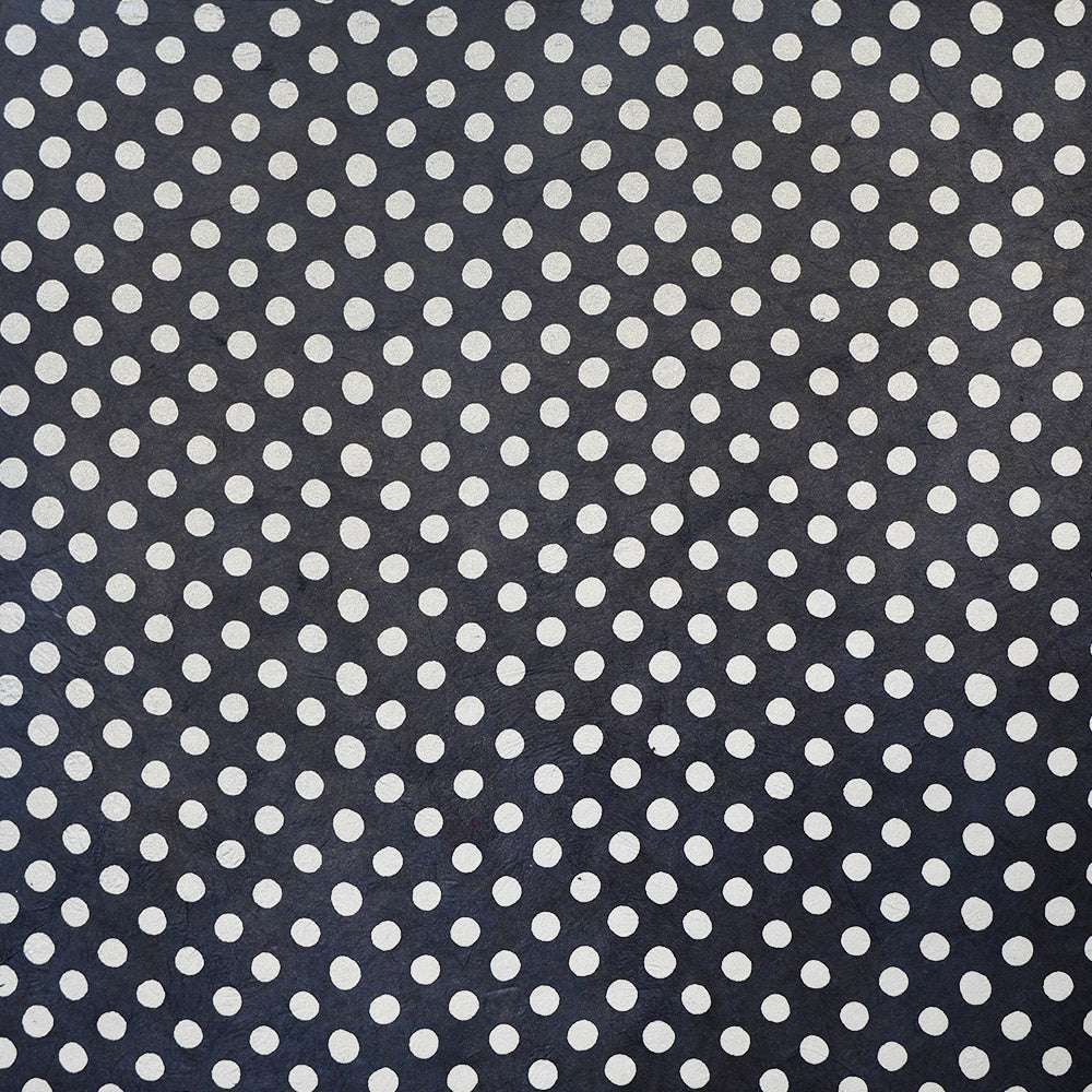 Weiße Polka Dots auf dunklem Marineblau machen dieses ☆ Nepalpapier ideal als einzigartiges Geschenkpapier für besondere Anlässe.