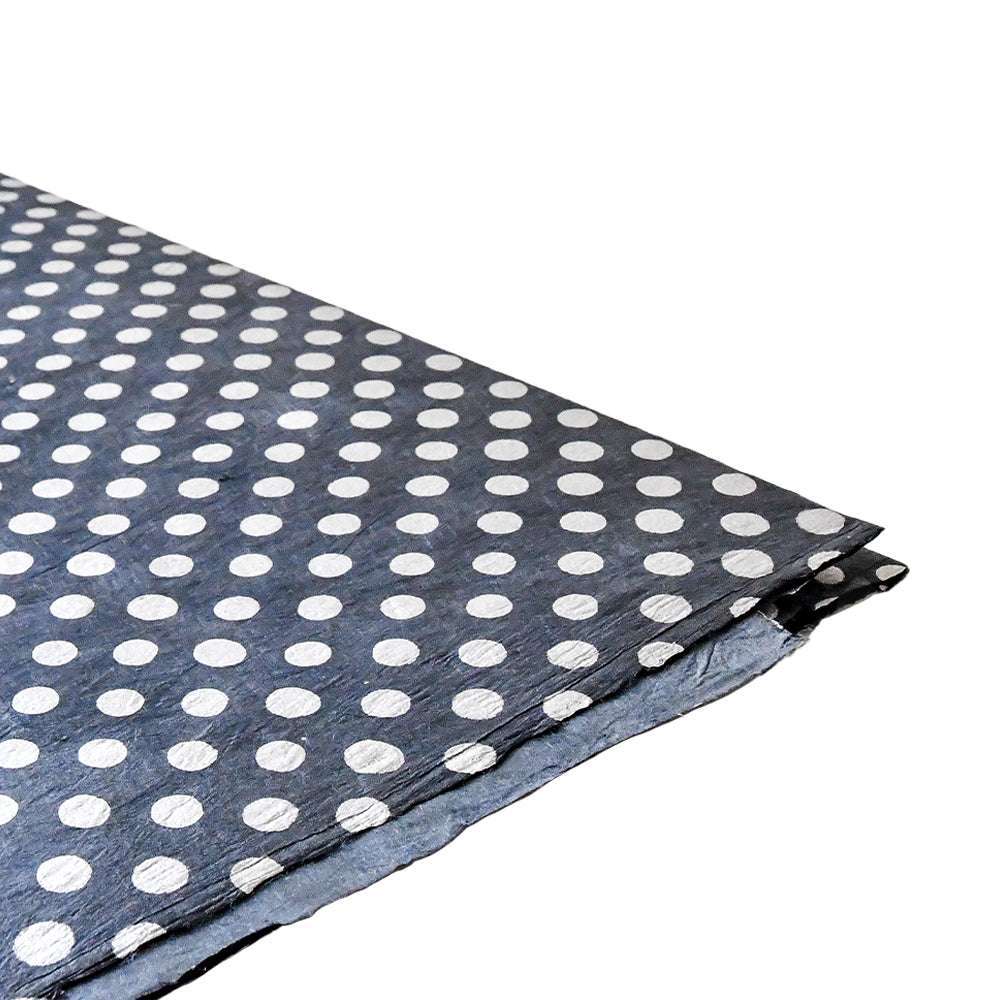 ☆ Schwarzes Seidenpapier mit weißen Punkten, ideal für Geschenkverpackungen oder Bucheinbände, gefaltet auf weißem Hintergrund.