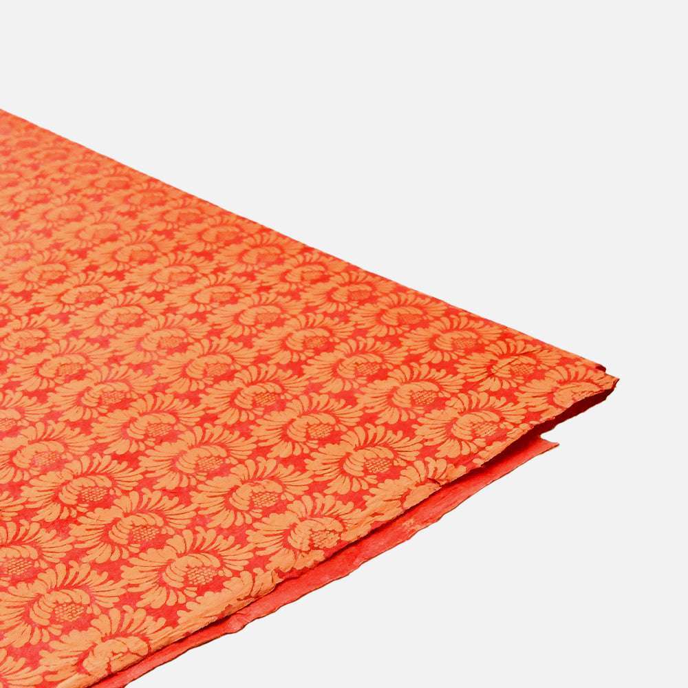 Roter und goldener Blumenbrokatstoff von ☆, ideal für Geschenkverpackungen oder Bucheinbände, auf weißem Hintergrund.