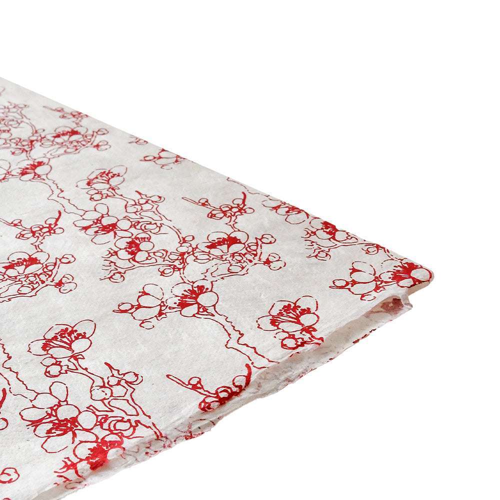 Ein ☆ Nepalpapier mit rotem, floralem Kirschblütenrot-Muster - ideal zum Einpacken von Geschenken.