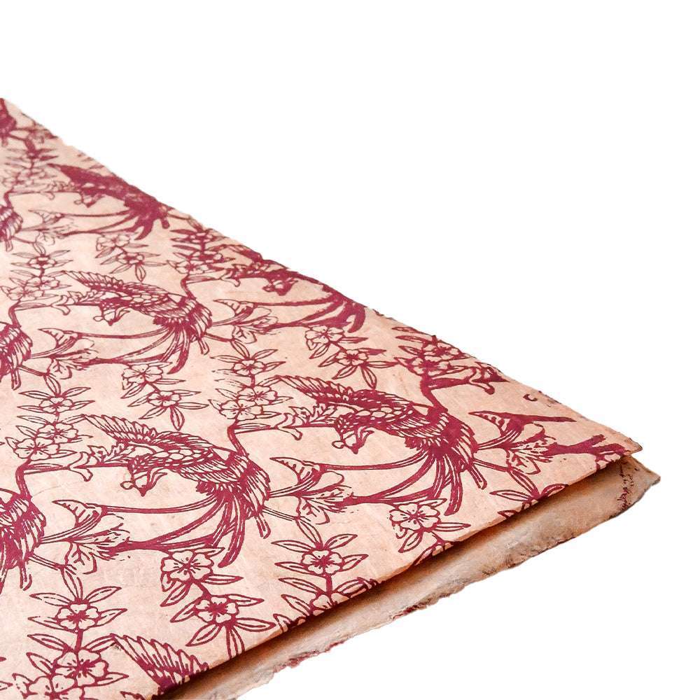 Handgefertigtes Nepalpapier von ☆ mit einem roten Vogel- und Blumenmuster auf hellrosa Grund mit leicht rauen Kanten - ideal zum Buchbinden oder Verpacken von Geschenken.