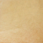 Beige strukturierte Oberfläche mit einem Muster aus kleinen, unregelmäßigen bräunlichen Punkten aus ☆-anmutendem handgeschöpftem Papier, ideal für Nepalpapier oder stilvolles Geschenke Verpacken.