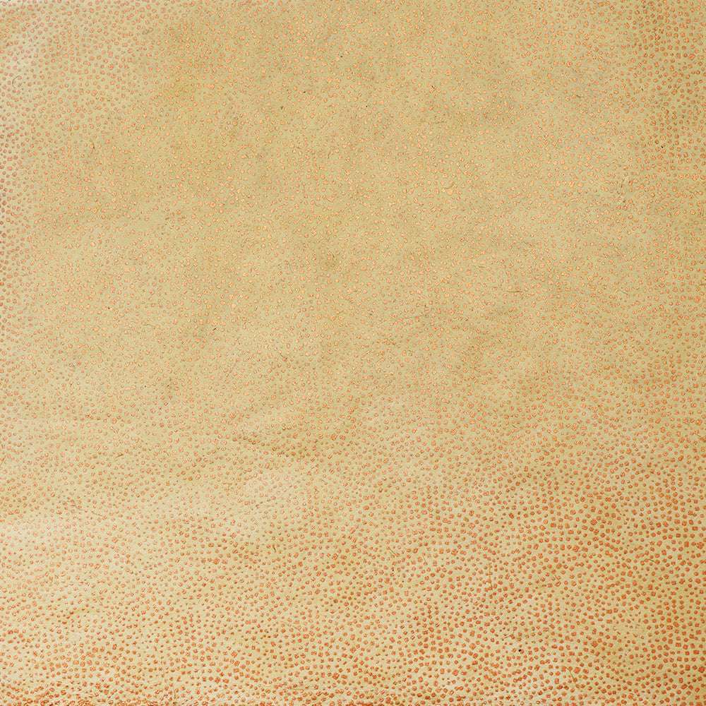 Beige strukturierte Oberfläche mit einem Muster aus kleinen, unregelmäßigen bräunlichen Punkten aus ☆-anmutendem handgeschöpftem Papier, ideal für Nepalpapier oder stilvolles Geschenke Verpacken.