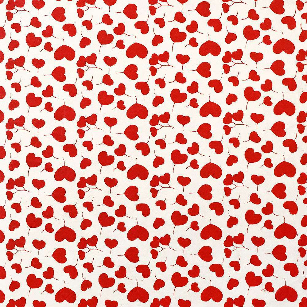 Rote herzförmige Blätter mit Stängeln bilden ein sich wiederholendes Muster auf weißem Nepalpapier von ☆, das sich perfekt zum Buchbinden oder Verpacken von Geschenken eignet.