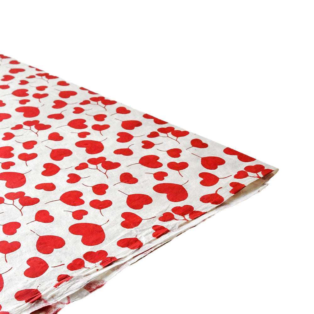 ☆ Nepalpapier Seidenpapier mit einem charmanten roten Herzmuster, ideal für Buchbinden oder elegante Geschenkverpackungen, auf weißem Hintergrund.