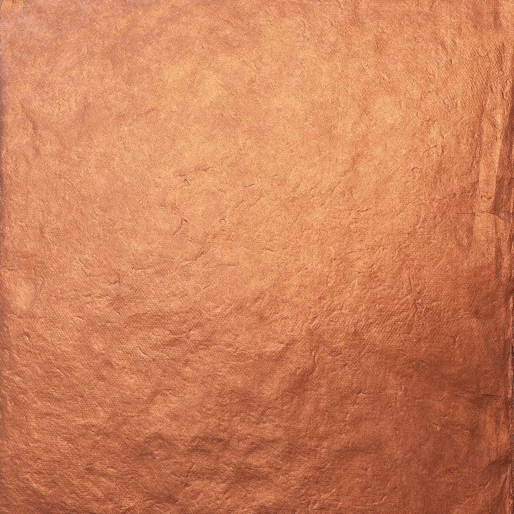 Nepalpapier kupfer hat eine kupferfarbene, metallische, strukturierte Oberfläche mit einer leicht unebenen, zerknitterten Optik - perfekt für Geschenkverpackungen oder Bucheinbände.