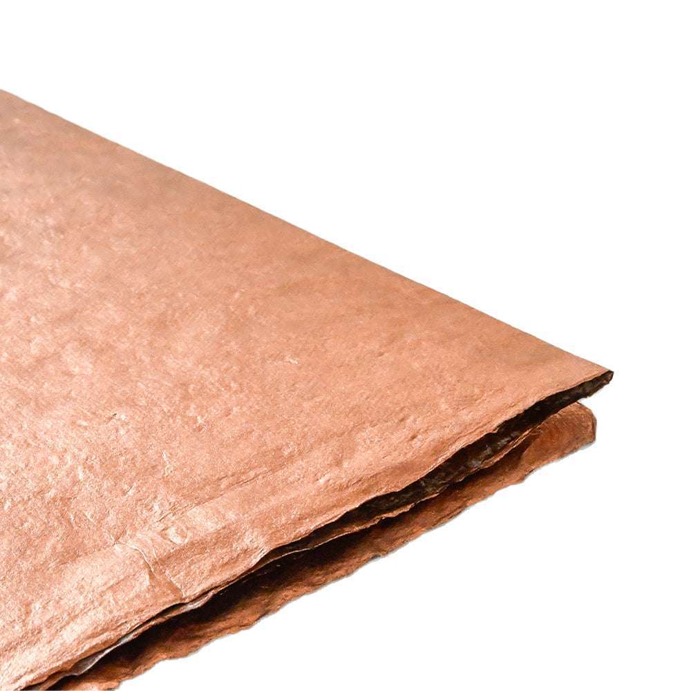 Zwei Bögen braunes, strukturiertes Nepalpapier von ☆ gestapelt auf weißem Hintergrund - ideal für Buchbinden oder liebevoll Geschenke Verpacken.