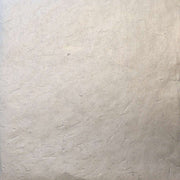 Strukturiertes beigefarbenes Papier von ☆, mit dezenten Knicken und Falten, perfekt für Buchbinden oder Geschenke Verpacken.