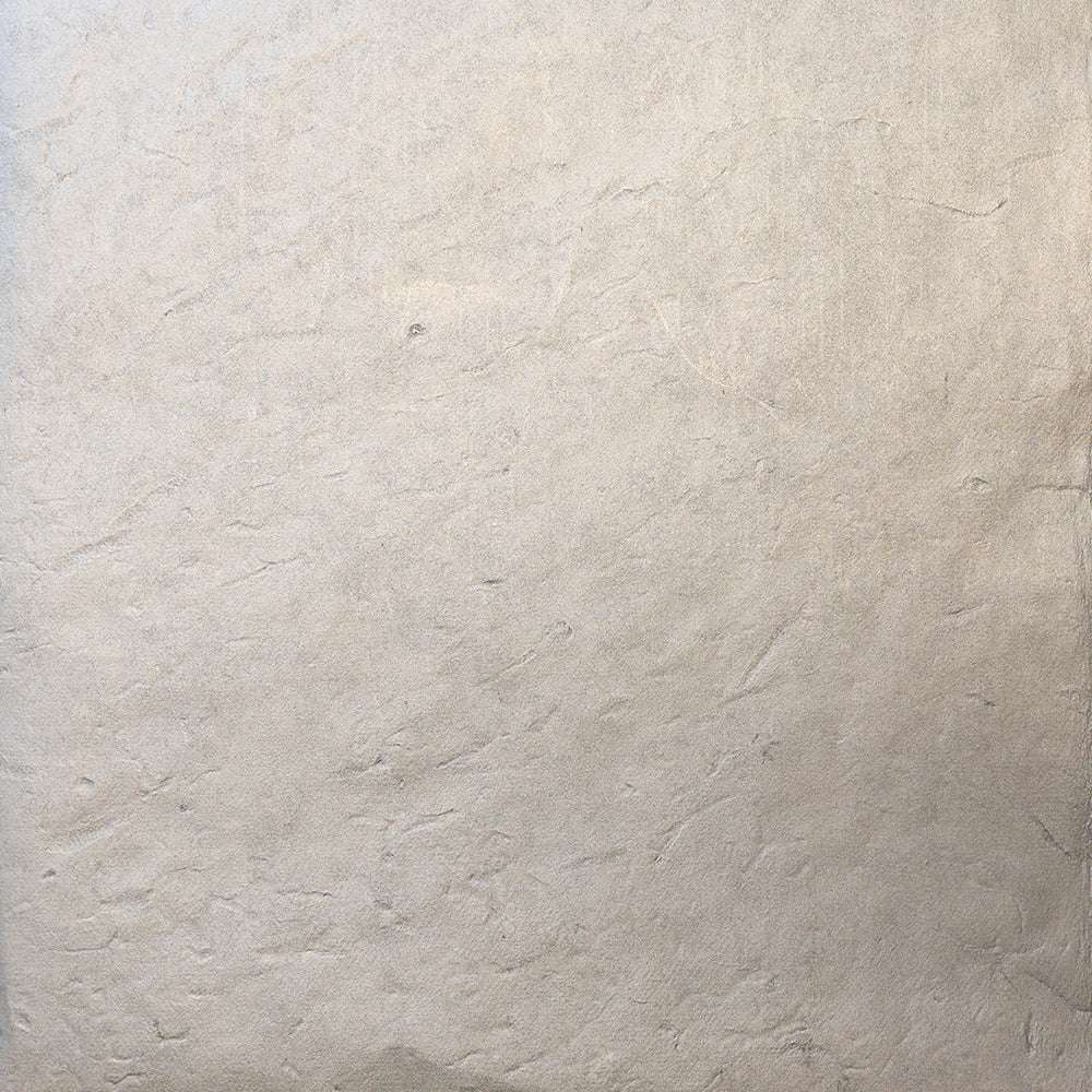 Strukturiertes beigefarbenes Papier von ☆, mit dezenten Knicken und Falten, perfekt für Buchbinden oder Geschenke Verpacken.