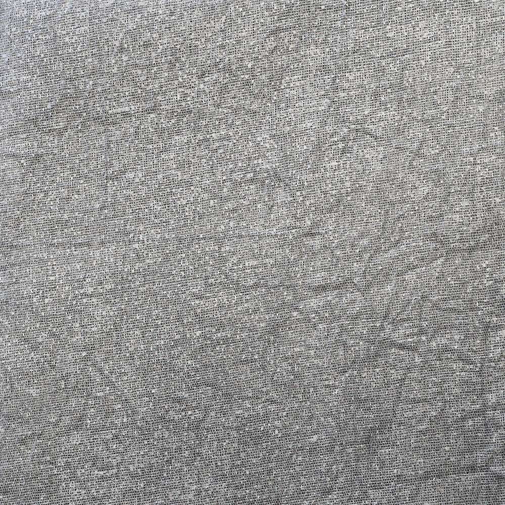 Nahaufnahme eines grauen, strukturierten Stoffes mit sichtbarer Bindung und dezenten Falten, ähnlich dem hochwertigen Nepalpapier von ☆, ideal für Geschenkverpackungen.