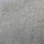 Nahaufnahme eines grauen, strukturierten Stoffes mit sichtbarer Bindung und dezenten Falten, ähnlich dem hochwertigen Nepalpapier von ☆, ideal für Geschenkverpackungen.