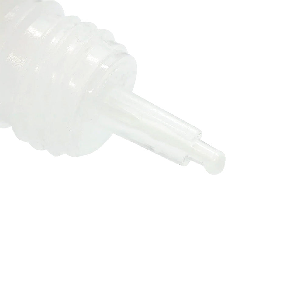 Nahaufnahme einer klaren Plastik-Quetschflaschentülle vor weißem Hintergrund, perfekt zum Auftragen von Kleber im Schachtelbau oder für detaillierte Scrapbooking-Projekte mit Produkten von Tonic Studios.