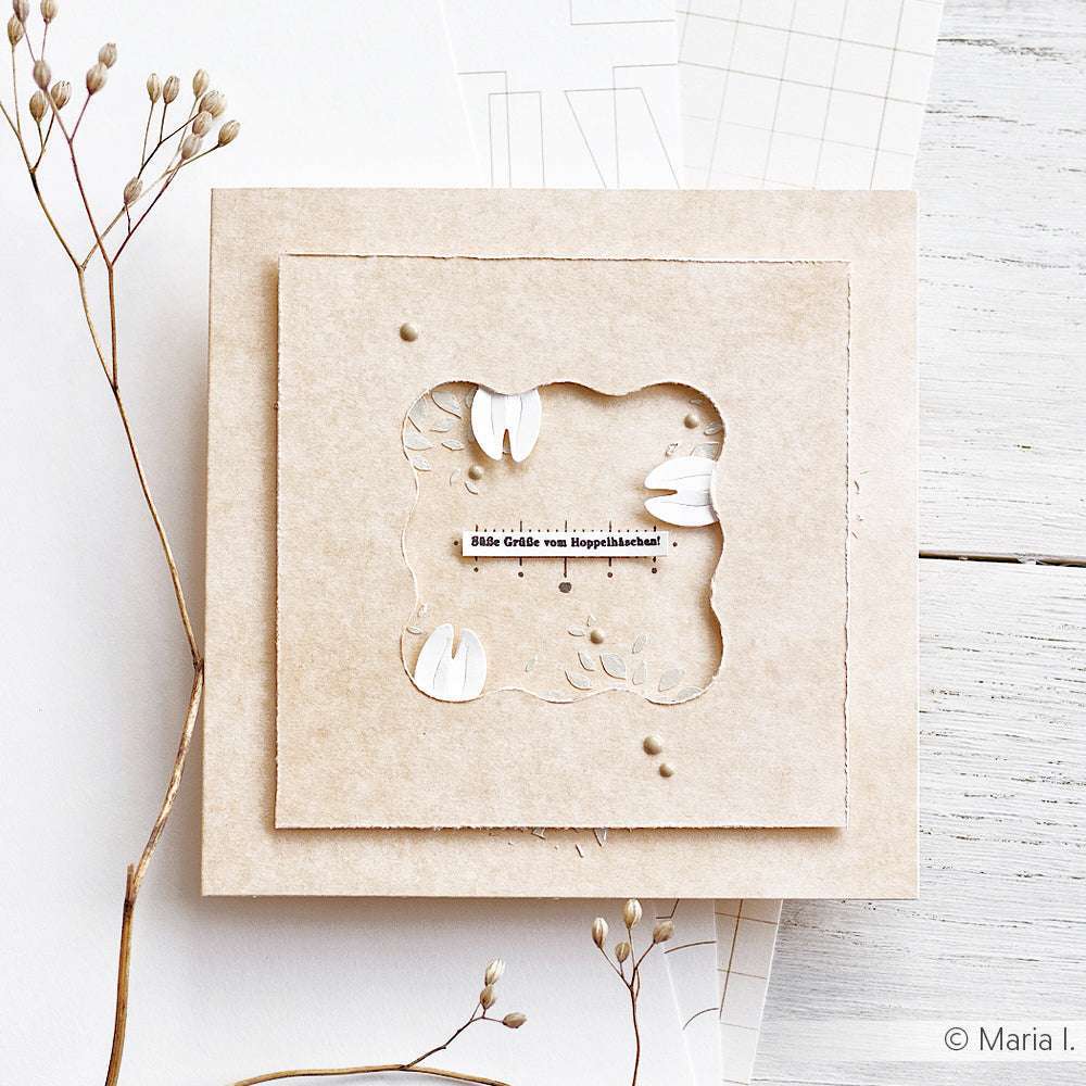 Quadratische beige Grußkarte von Alexandra Renke mit einem ausgeschnittenen Fenster, getrockneten Blumen und deutschem Text - ideal für Papierprojekte oder zur Verwendung mit einem Clear Stamp. Abgebildet auf einem weißen Hintergrund.