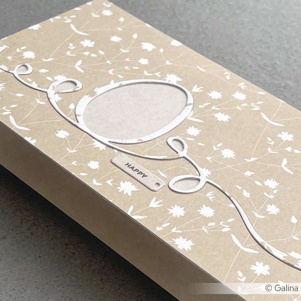 Braune Blumenkarte von Alexandra Renke mit einem weiß umrandeten Ballon, der mit Stanzen aus Stahl und DieCut Systemen ausgestanzt wurde, und einem "HAPPY"-Etikett darunter.