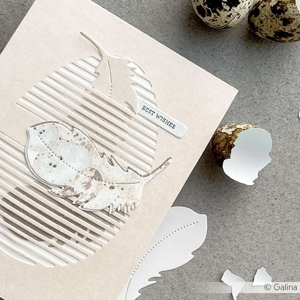 Cremefarbene Karte von Alexandra Renke mit einem gestanzten Ei (Motivstanze Lamellen Ei), zarten Federformen und dem Text "Beste Wünsche", dargestellt mit gesprenkelten Eierschalen. Ideal für PAPPcuties-Fans.