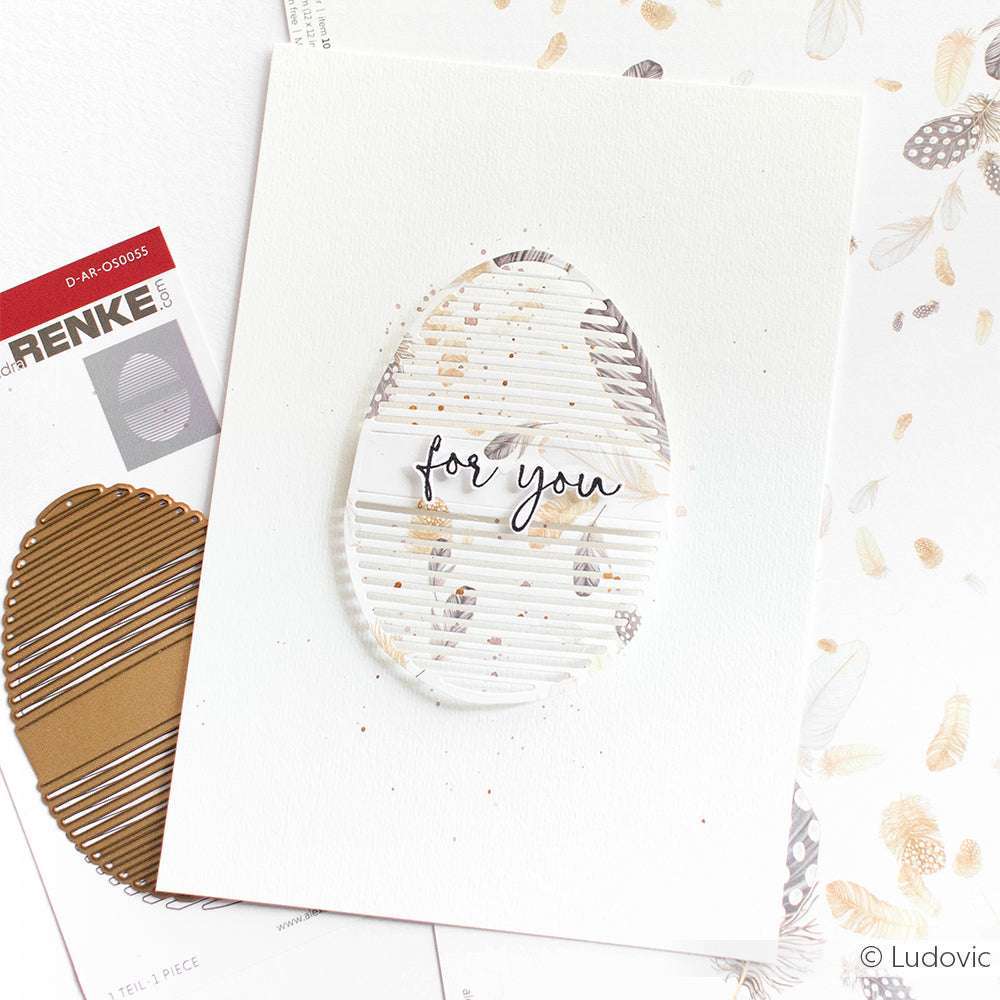 Eine handgefertigte ovale Karte von Alexandra Renke, die mit der Motivstanze Lamellen Ei hergestellt wurde, zeigt "for you" in Schrift auf weißem Hintergrund mit Federmustern.