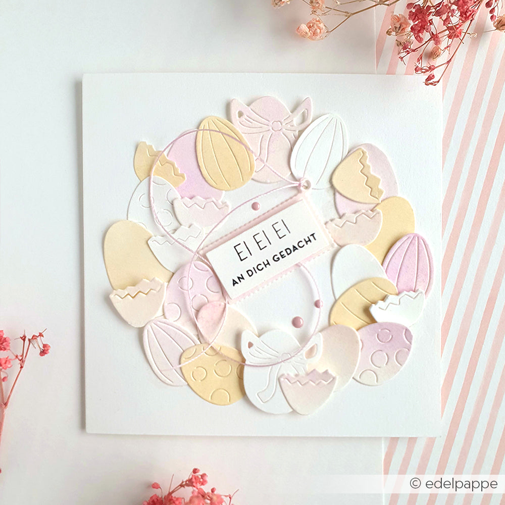 Handgefertigte Osterkarte mit pastellfarbenen Eiern und Hasen, hergestellt mit Alexandra Renke Stanzsysteme und dem Fröhliches Eier-Set, mit der deutschen Botschaft: EIEI An dich gedacht.