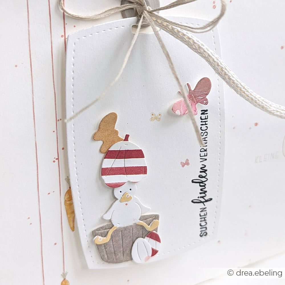 Geschenkanhänger von Alexandra Renke mit einem süßen Huhn, einem Osterei und einem Schmetterling mit deutschem Text. Ideal für Ihre Motivstanze Oster Garten-Spaß Projekte mit DieCut Systemen oder anderen Motivstanzen.