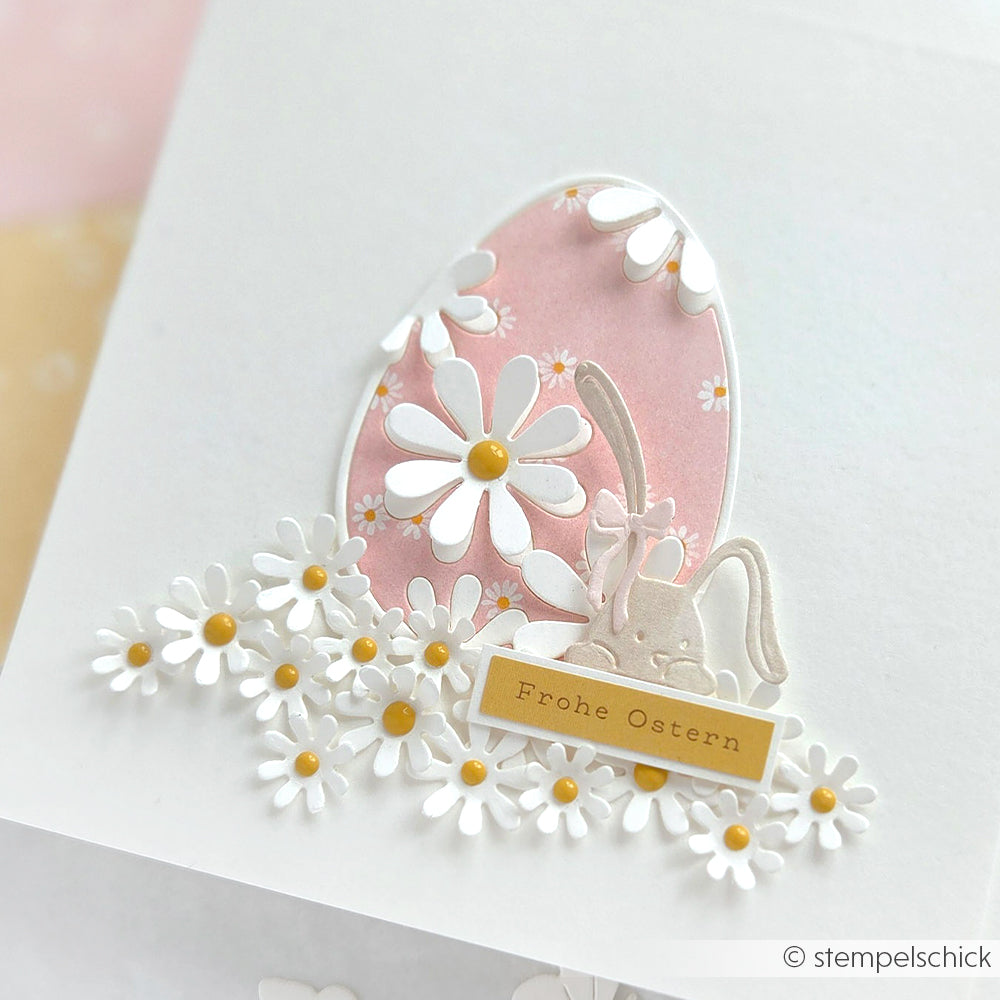 Osterkarte mit Gänseblümchen, einem rosa Ei, einem Hasen aus der Alexandra Renke Motivstanze Neugierige Häschen DieCut System und einem "Frohe Ostern"-Schild auf wunderschönen Alexandra Renke Designpapieren.