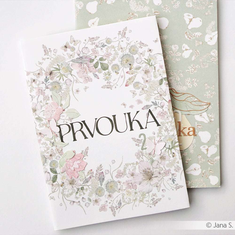 Zwei florale Notizbücher überlappen sich; das obere, von Alexandra Renke, trägt den Titel PRVOUKA in großen Buchstaben mit pastellfarbenen Blumen - ideal für Papierprojekte oder um einen Hauch von Blütentanz im Kranz in Ihre Notizen zu bringen.