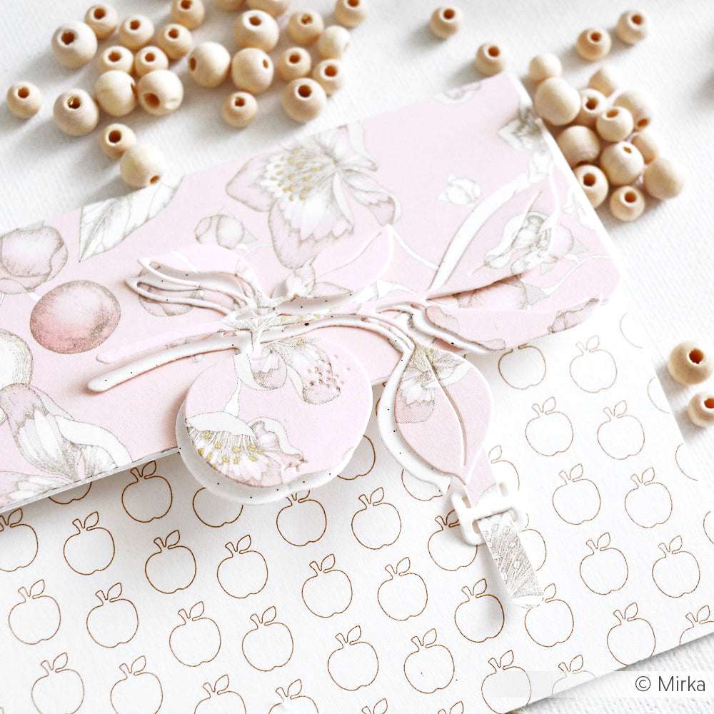 Rosa und weiße Briefumschläge mit floralen Motiven von Alexandra Renke Designpapier sind von verstreuten Holzperlen umgeben.