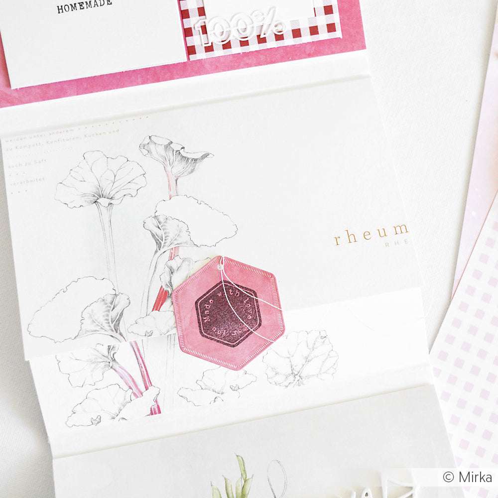 Offene Karte mit botanischer Skizze, rosafarbenem Sechseckanhänger und Teiltext "Rheum" - ideal für Papierprojekte oder zum Basteln von einzigartigen Grußkarten mit Ihrem Lieblingsdesignpapier von Alexandra Renke.