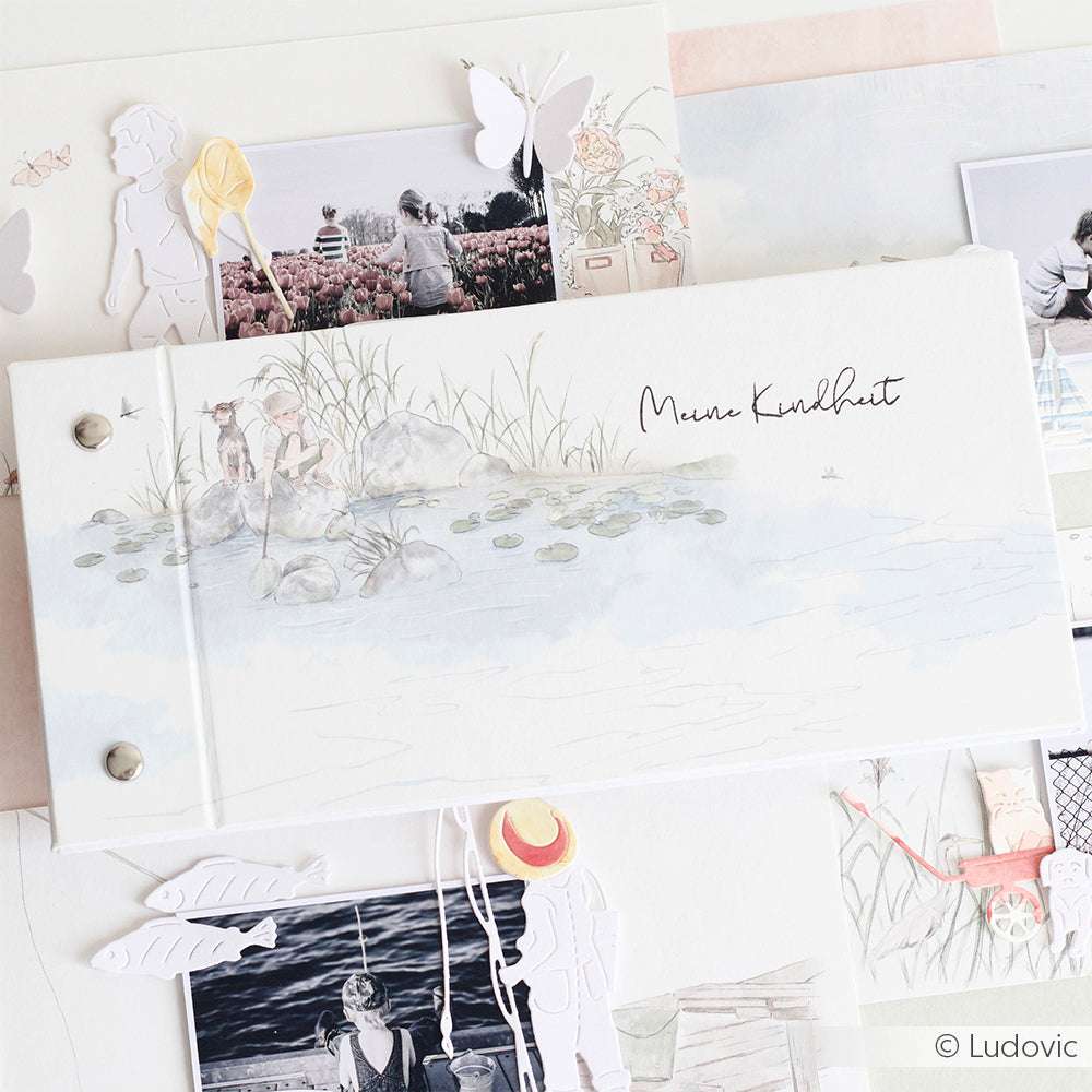 Ein Scrapbook von Alexandra Renke mit zarten Aquarell-Illustrationen und Fotos von Kindern an einem Teich, dazu handgeschriebener Text - ideal für Papierprojekte oder als elegantes Designpapier in Ihrer nächsten Buchbinderei.