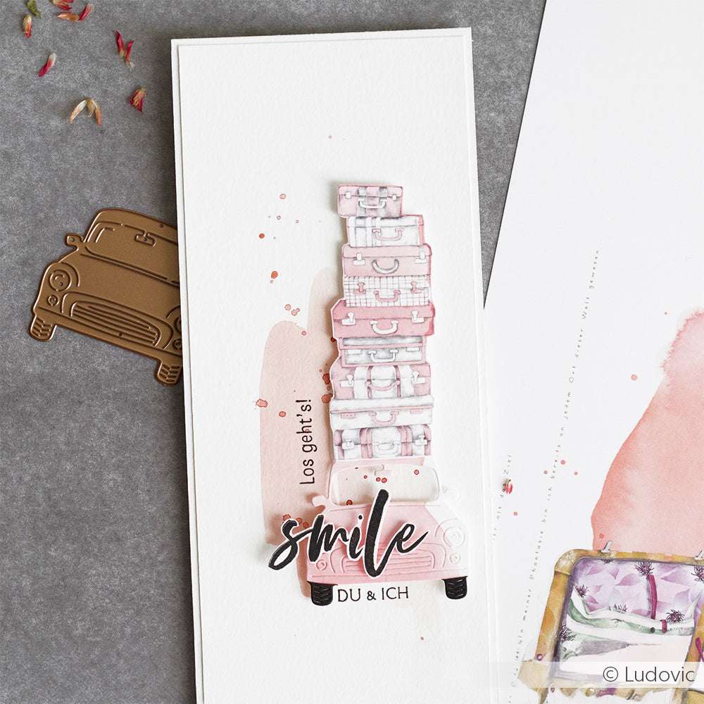 Handgefertigte Alexandra Renke Karte mit Designpapier, die ein weißes Auto mit rosa Koffern und den Text "Lächeln und Los geht's! DU & ICH". Ideal für einzigartige Papierprojekte und herzliche Botschaften.