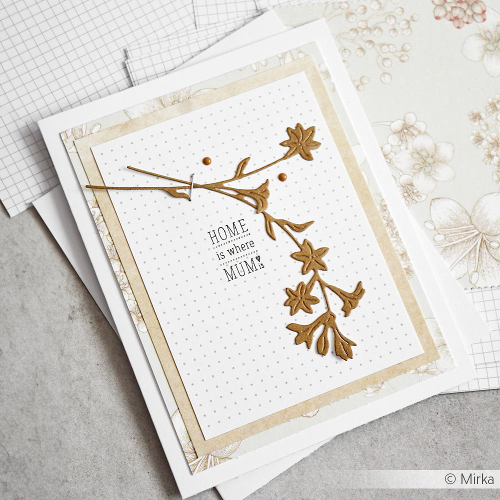Grußkarte von Alexandra Renke, gefertigt auf hochwertigem Designpapier mit goldenen Blumenakzenten und "Home is where Mum is" auf gepunktetem Hintergrund. Ideal für Papierprojekte und besondere Anlässe.