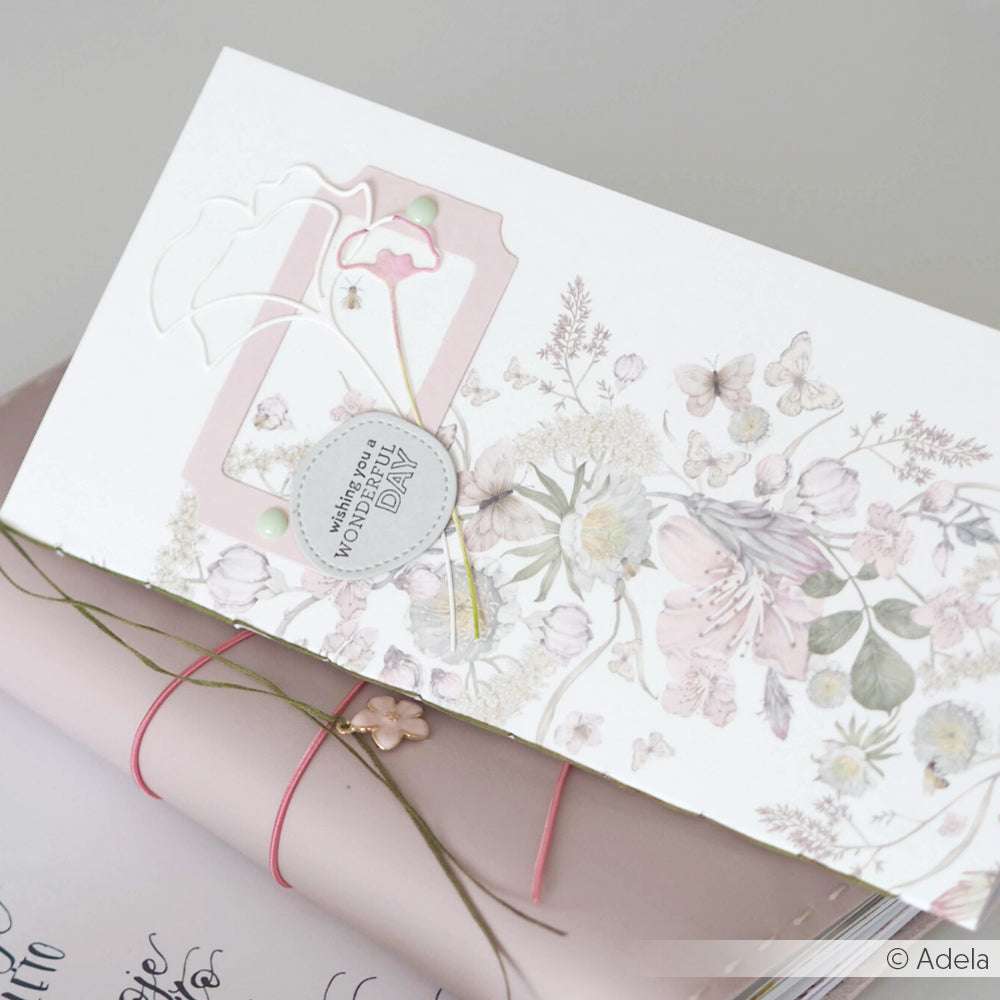 Eine Nahaufnahme einer Karte, die mit dem eleganten Alexandra Renke Designpapier gestaltet wurde, perfekt als Inspiration für Ihre nächsten Papierprojekte oder einzigartigen Grußkarten.