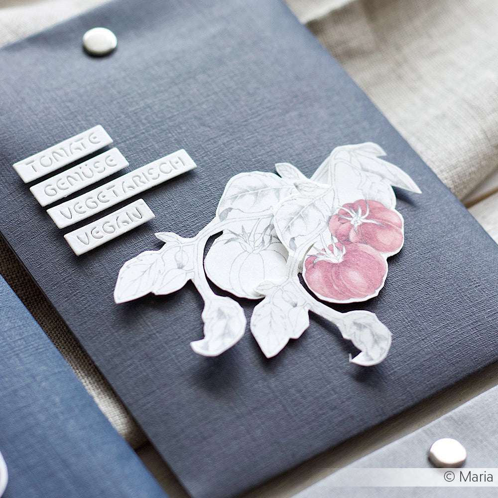 Handgefertigte Alexandra Renke Karte mit Tomaten-Illustration auf dunklem Design-Papier, mit Label-Kacheln: Tomate, Gemüse, Vegetarisch, Vegan-perfekt für Fans von Papierprojekten oder Buchbinderei.