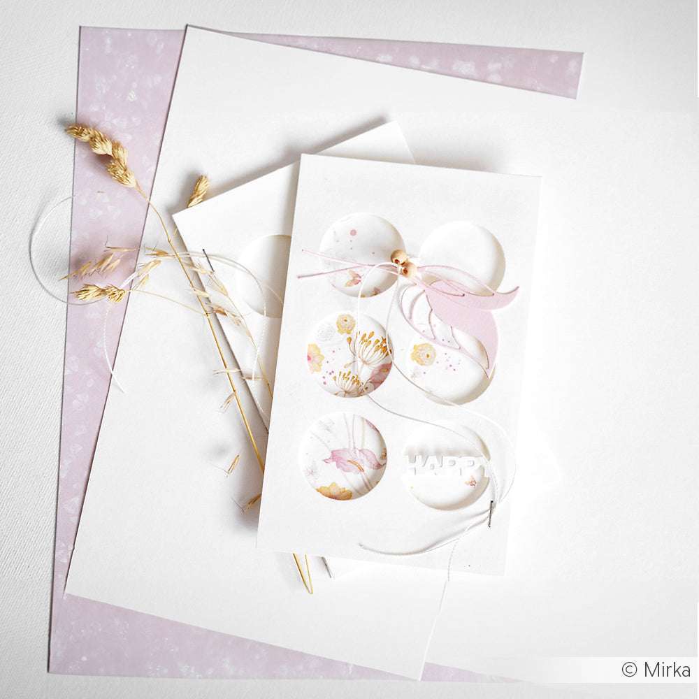 Künstlerische Grußkarte von Alexandra Renke mit zartrosa Blumenmustern auf weißem Designpapier, gestaltet mit getrocknetem Gras und pastellfarbenen Schichten - ideal für Papierprojekte oder zum Versenden blumiger Grüße.