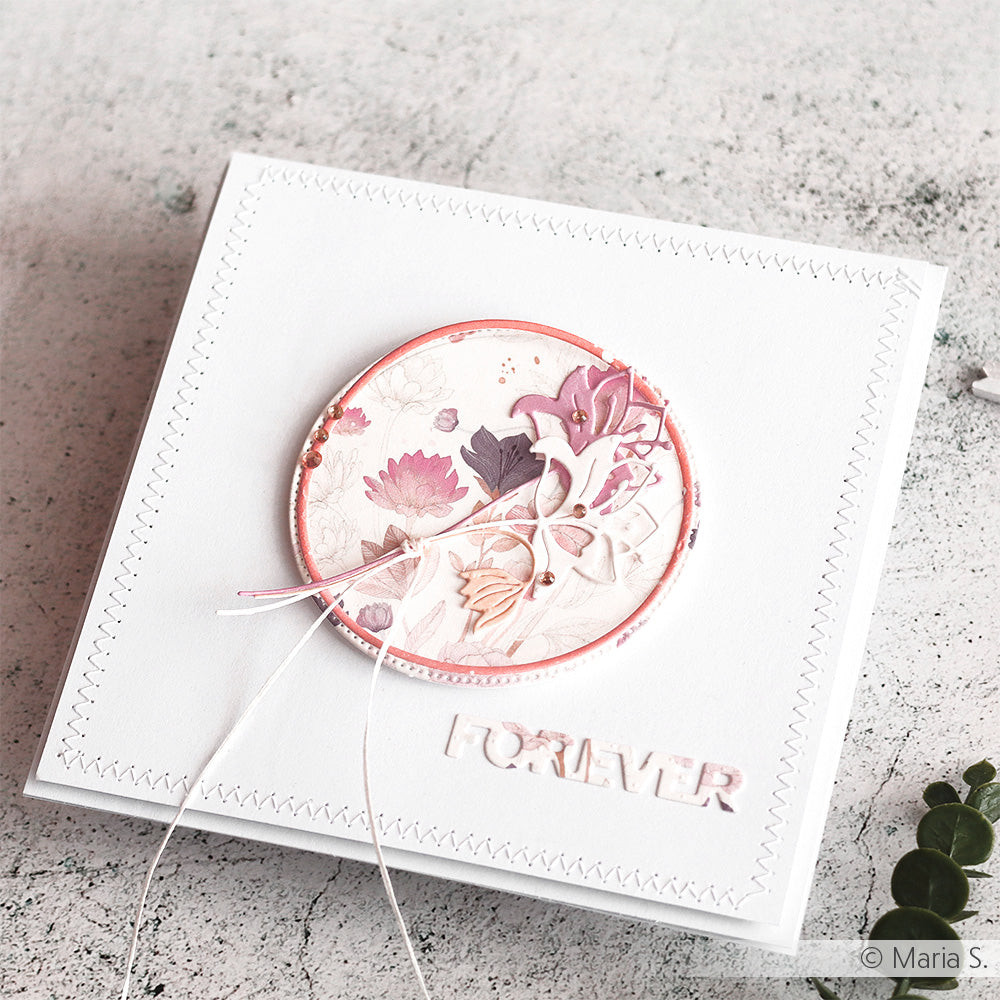Weiße quadratische Karte von Alexandra Renke mit einem floralen Kreismotiv und dem Text FOREVER, hergestellt aus hochwertigem Designpapier, auf einer leicht strukturierten Oberfläche.