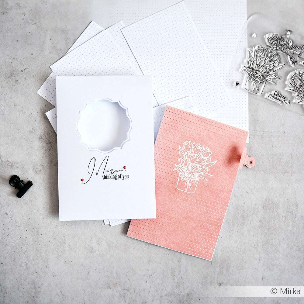 Zwei handgefertigte Karten mit Designpapier von Alexandra Renke: eine weiße Karte mit "Mama, ich denke an dich" und eine rosa Karte mit Punkten auf Mimi Korallenrot und einem weißen Blumenvasenmotiv.