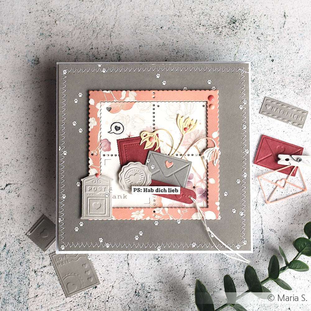 Handgemachte Grußkarten von Alexandra Renke mit geschichteten Briefumschlägen, Blumen und "PS: Hab dich lieb" auf strukturiertem, neutralem Hintergrund - ideal für Papierprojekte mit edlem Designpapier.