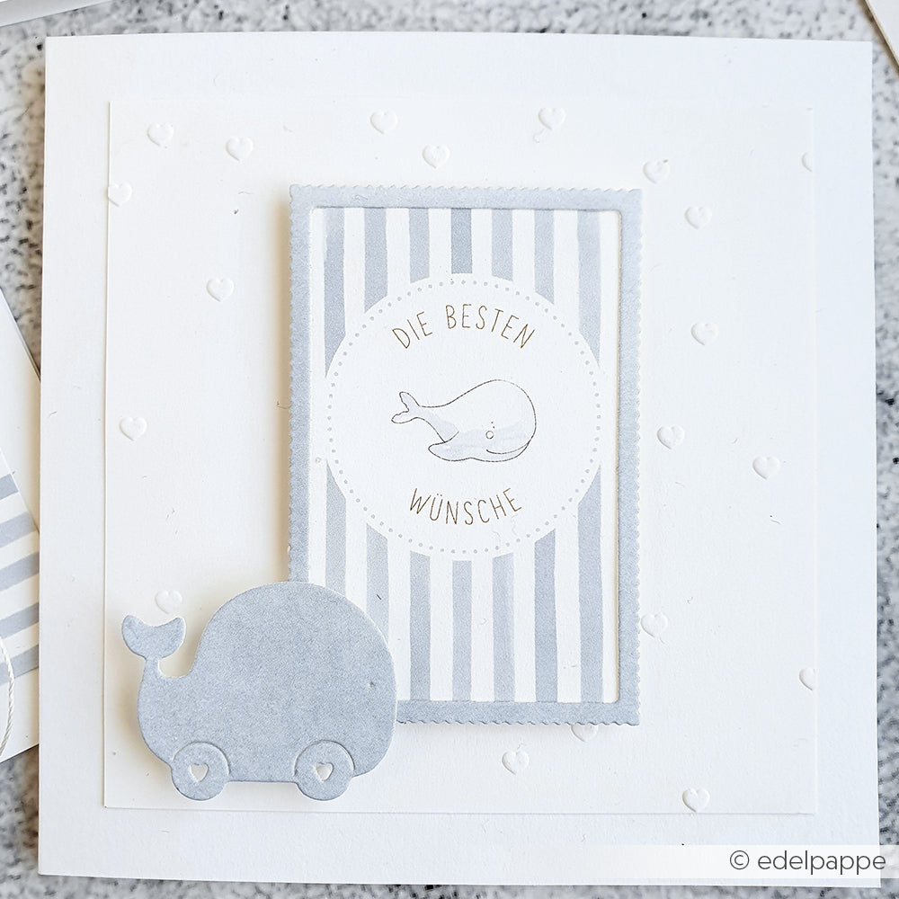 Quadratische Grußkarten von Alexandra Renke mit einem charmanten Wal, deutschem Text und einem pastellblau-weiß gestreiften Designpapier-Muster.