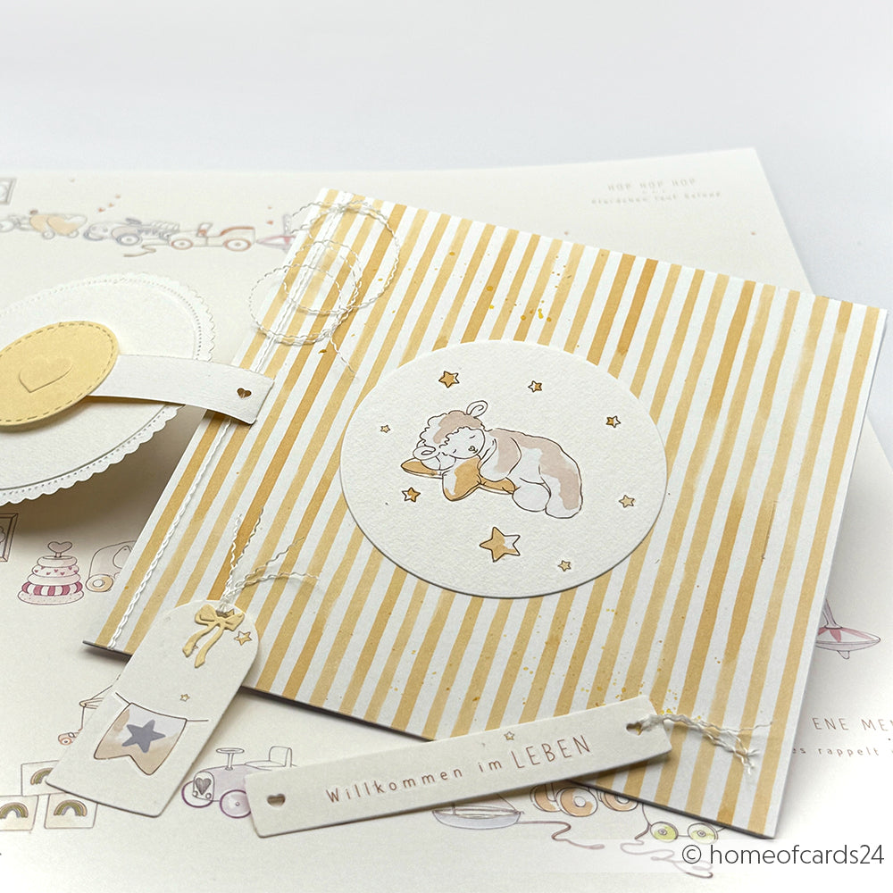 Gelb-weiß gestreifte Babykarte mit dem Designpapier Streifen senfgelb von Alexandra Renke, verziert mit einem Bären und dem Schriftzug "Willkommen im Leben". Ideal für Buchbindearbeiten oder liebevolle Geschenke.