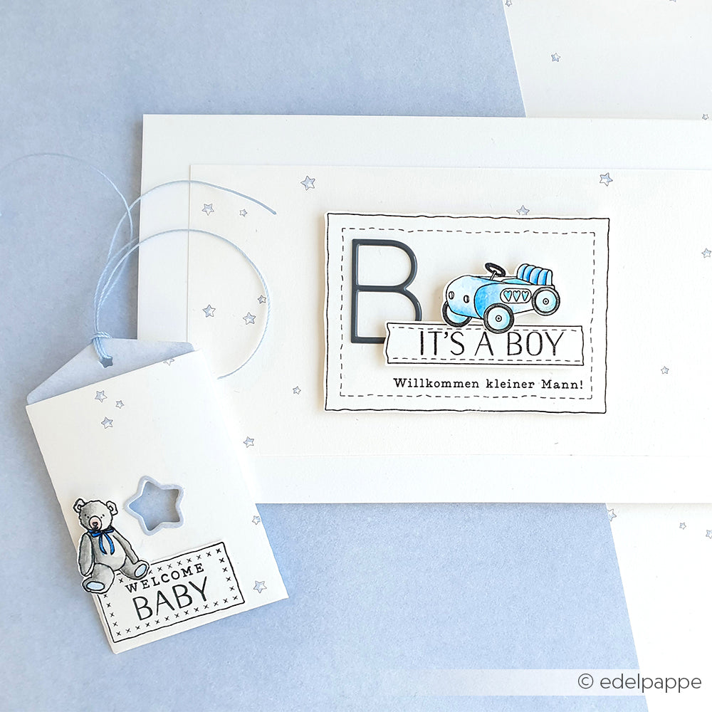 Handgemachte "It's a Boy"-Karte und Baby-Geschenkanhänger mit Teddybär und Spielzeugauto, hergestellt in Blau und Weiß mit Alexandra Renke Sternenhimmel hellblau Designpapier - perfekt für einzigartige Papierprojekte.