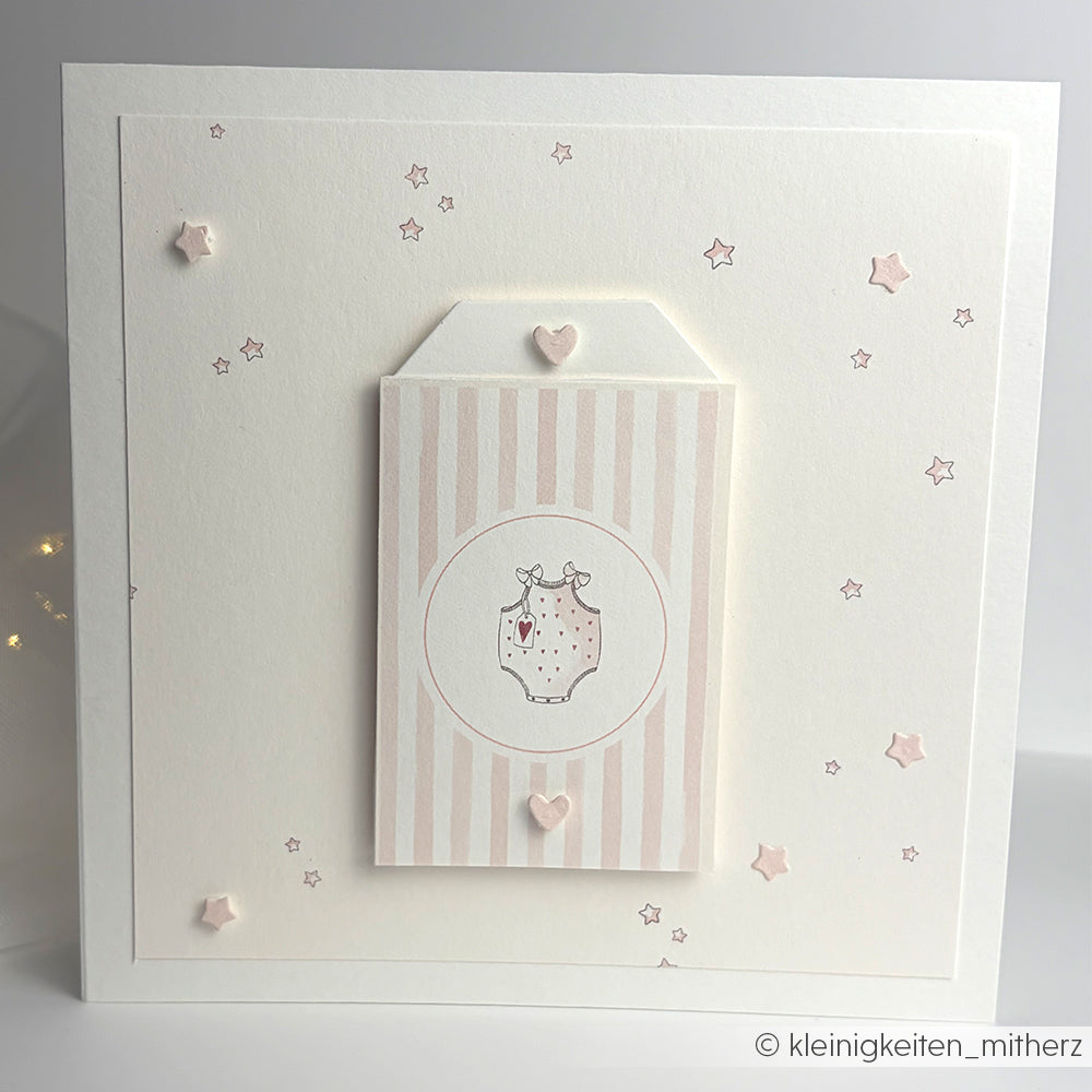 Quadratische Grußkarte mit einem gestreiften Einmachglas, rosa Sternen und Herz-Akzenten auf weißem Grund - gestaltet mit dem Designpapier Sternenhimmel hellrosa von Alexandra Renke für ein charmantes Finish.